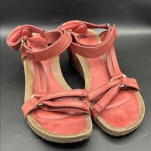 Teva Ysidro Universal wedge sandals in a red/burnt red leather finish sz 9.5